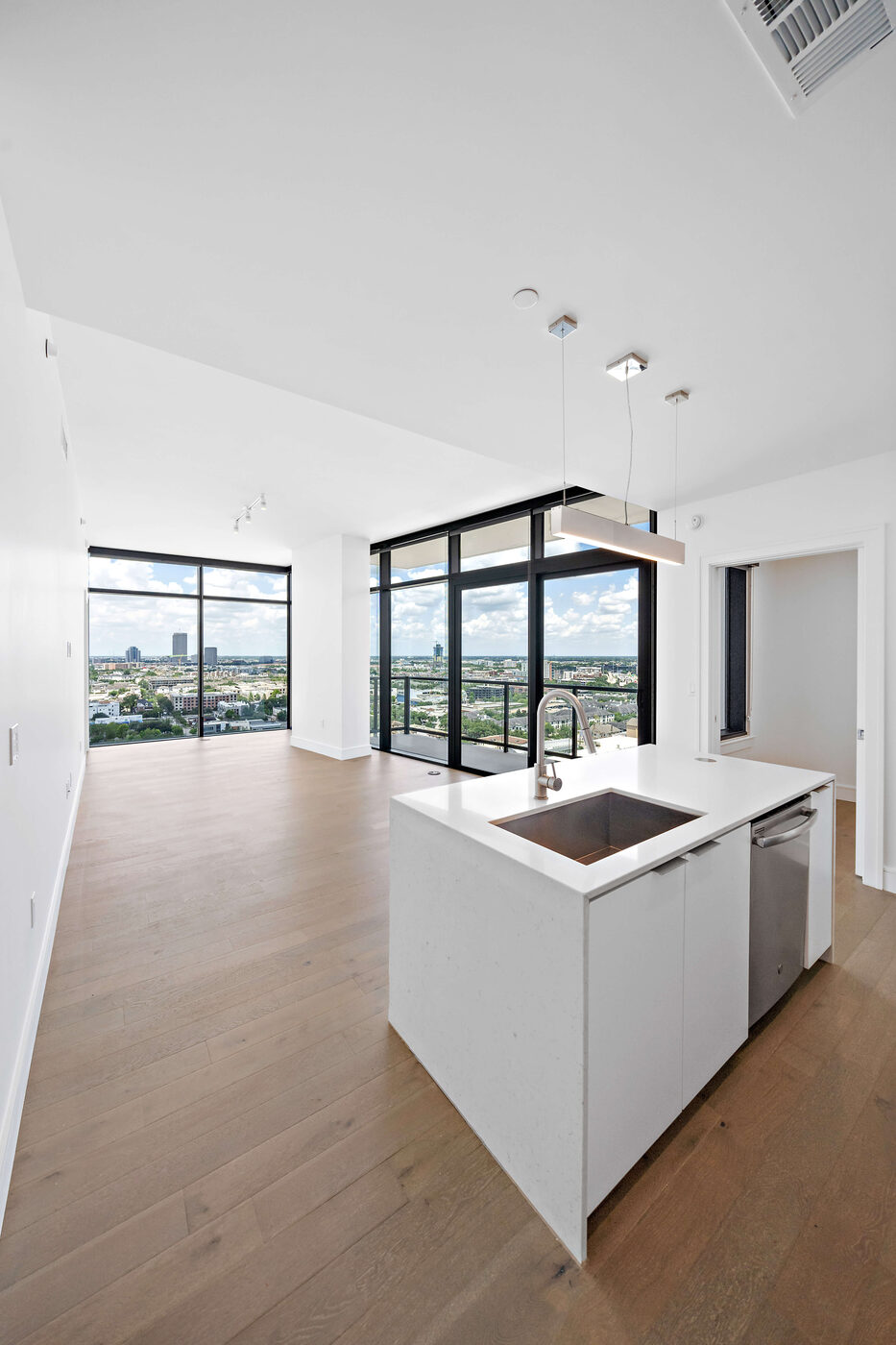 Mid-Rise apartment in Medical Center